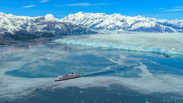 El Queen Elizabeth atravesando los glaciares.