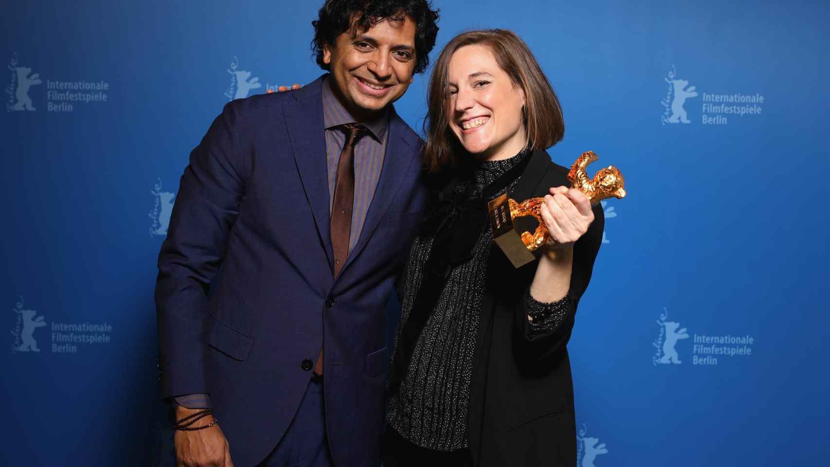 Carla Simón junto M. Night Shyamalan, presidente del jurado de la Berlinale. Foto: EFE/EPA/Andreas Rentz
