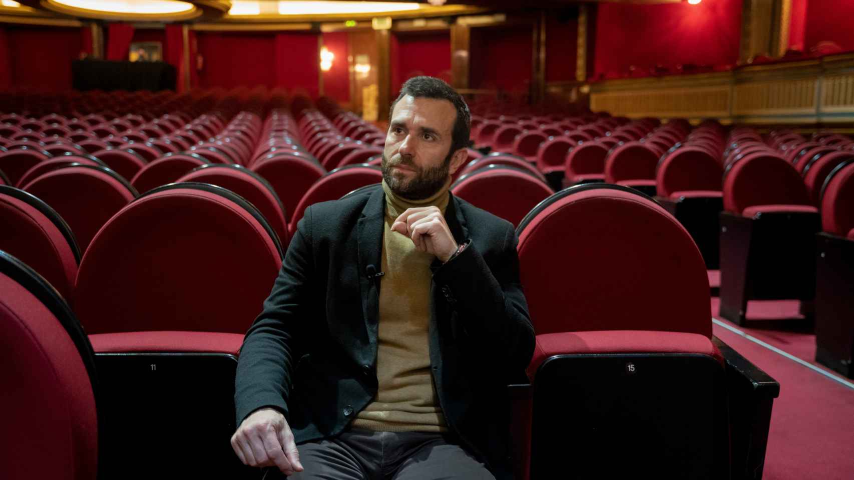El director residente de 'El Rey León', Zenón Recalde, sentado en las butacas del Teatro Lope de Vega.