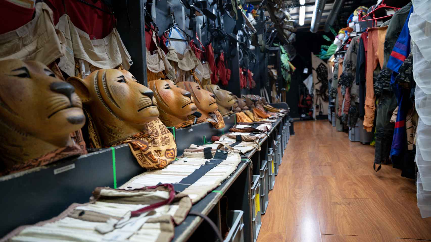Las máscaras y los disfraces usados por los artistas de 'El Rey León' perfectamente ordenados y listos para su uso.
