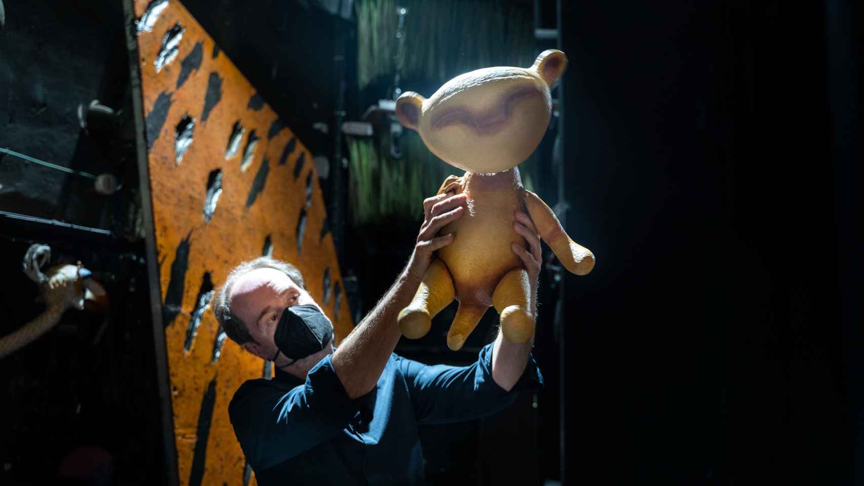 José Luis Pereda, enseñando el funcionamiento del 'puppet' de 'baby' Simba.