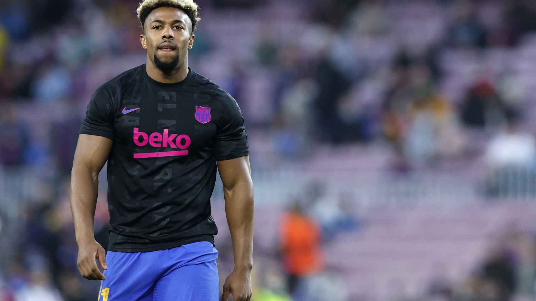 Adama Traoré calentando con el Barça