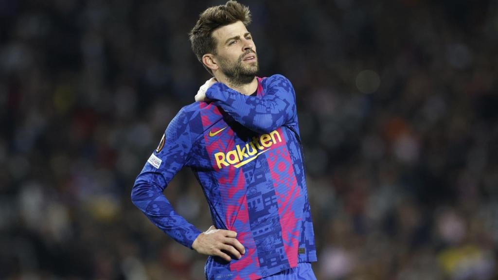 Gerard Piqué tocándose el hombro durante un parón en el partido