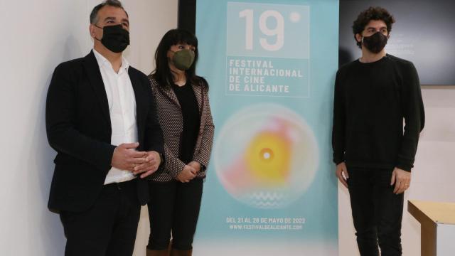 La vicepresidenta de la Diputación, Julia Parra, presenta el nuevo cartel del Festival de Cine, obra de Aitor Errazquin.