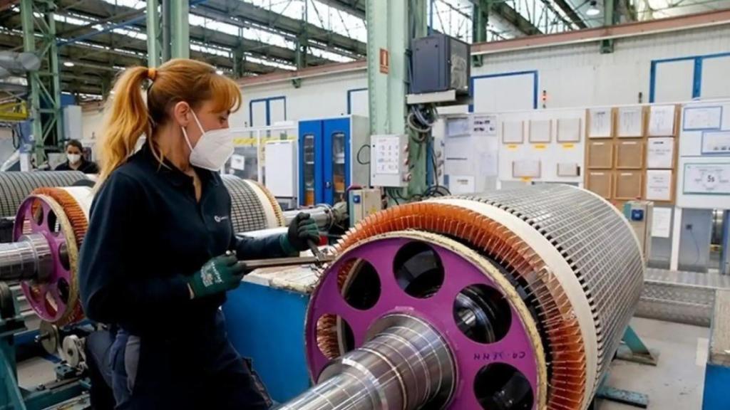 Una mujer trabaja en una fábrica durante su jornada laboral