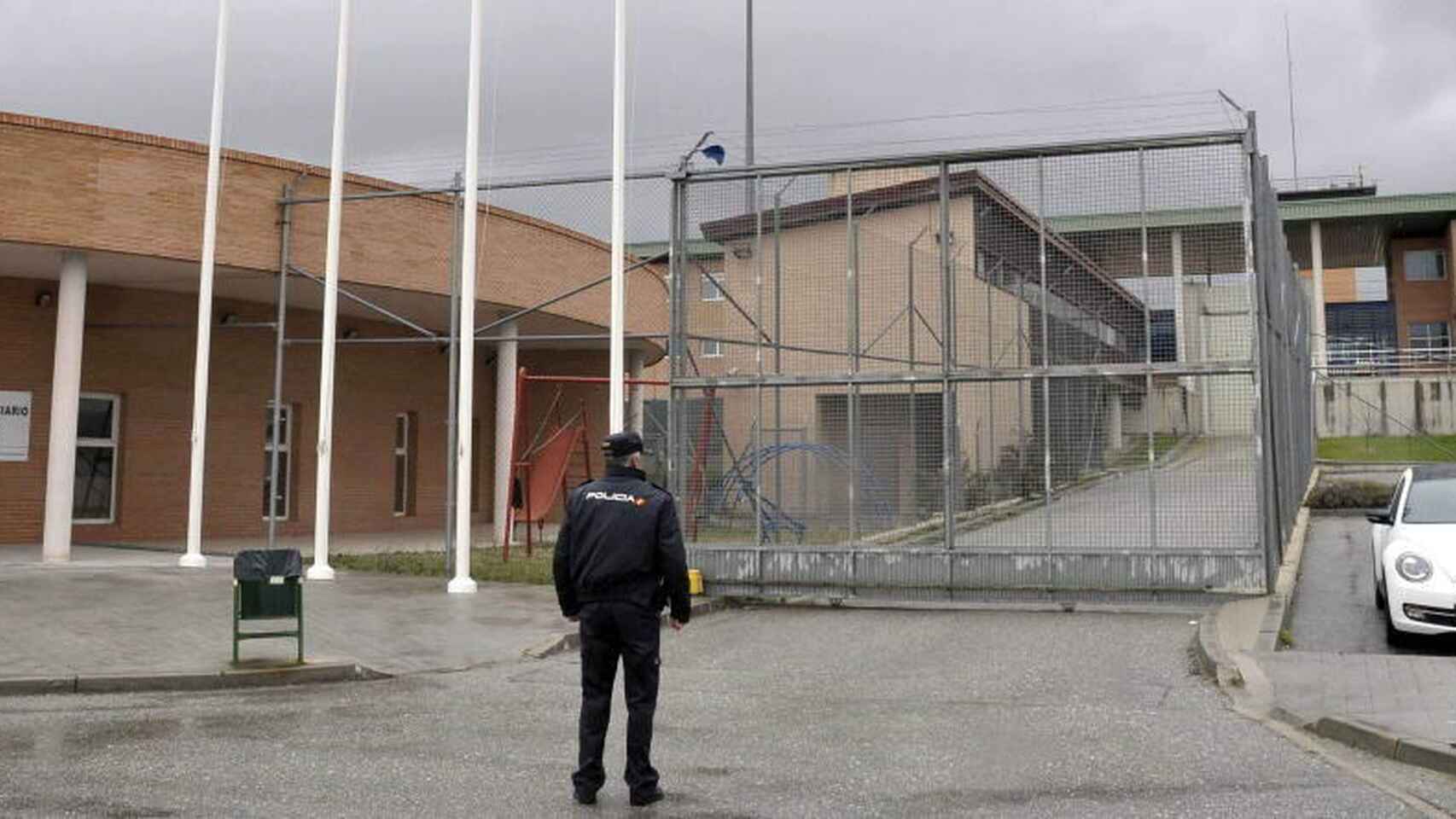 Un agente de policía a las puertas de la cárcel de Segovia