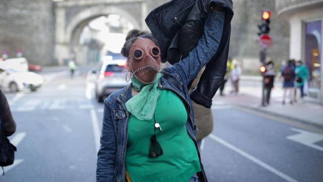 Negacionista de la Covid manifestándose en Lugo. Carlos Castro / Europa Press