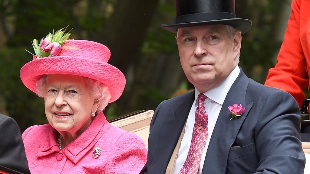 La reina Isabel II y el príncipe Andrés durante un acto en Londres.