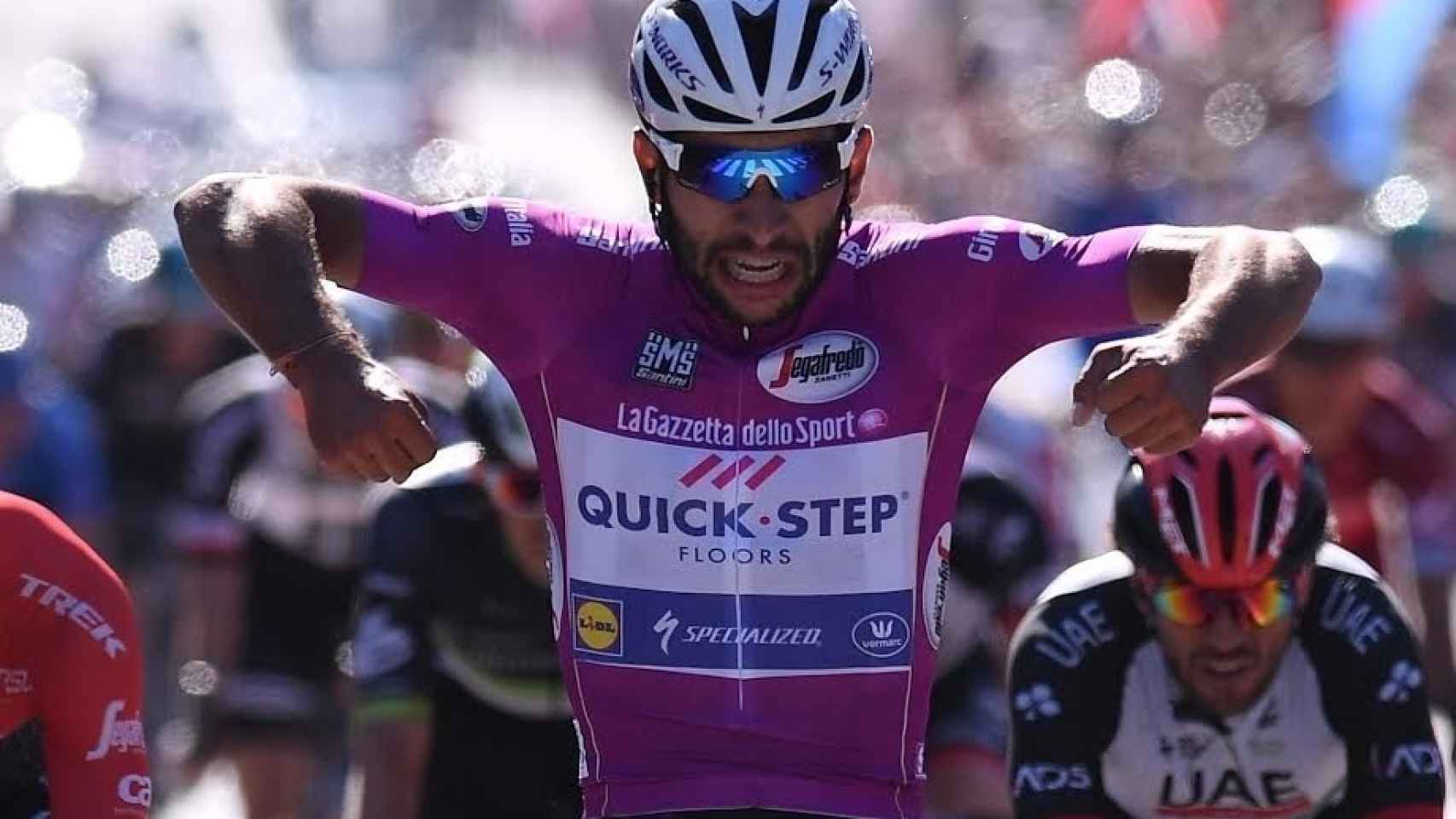 Fernando Gaviria con la maglia ciclamino del Giro de Italia durante su etapa en Quick Step