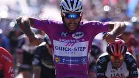 Fernando Gaviria con la maglia ciclamino del Giro de Italia durante su etapa en Quick Step