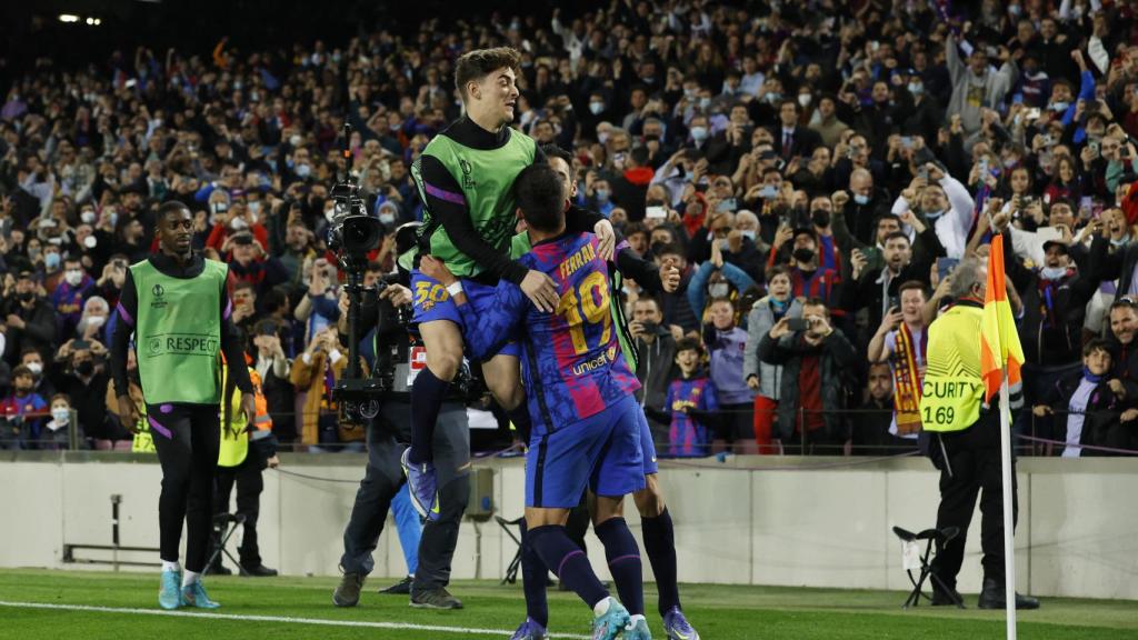 Los jugadores del Barça celebran el gol de Ferran Torres al Nápoles