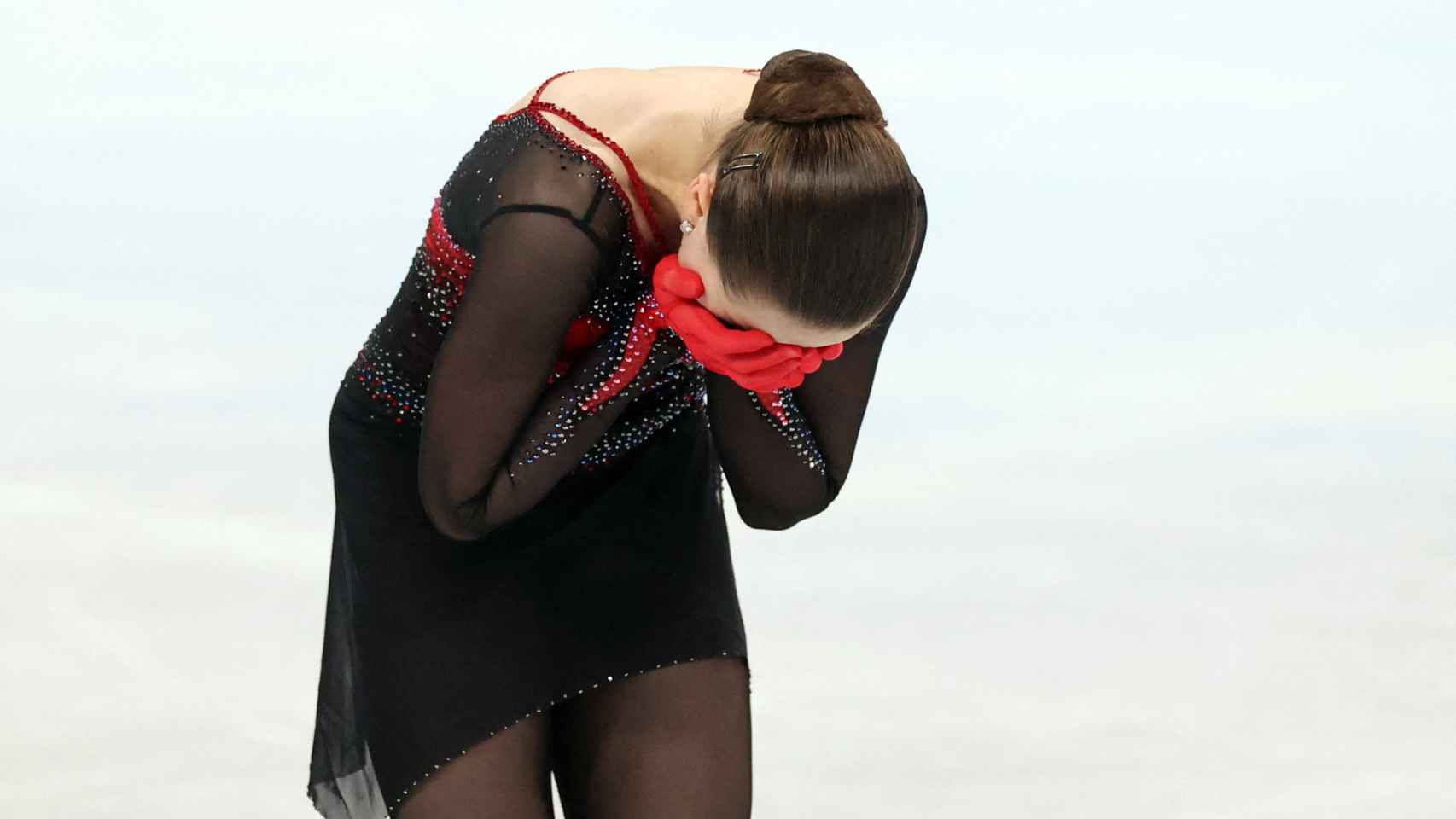 Rompe a llorar Kamila Valieva tras su fracaso en la final individual.