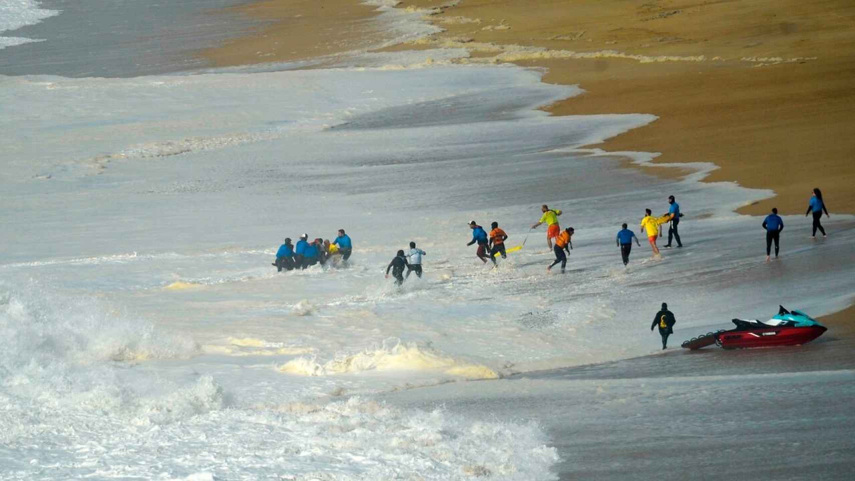 Imagen de archivo del accidente de surf de Alex Botelho en Nazaré en el año 2020