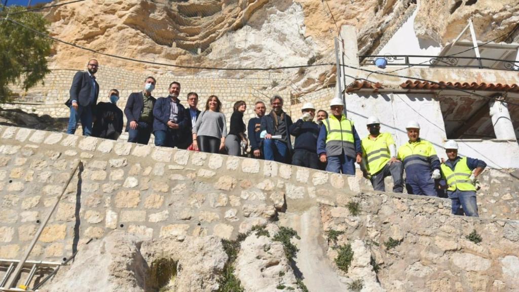 Santiago Cabañero, presidente de la Diputación de Albacete, y Francisco Tierraseca, delegado del Gobierno de Castilla-La Mancha, en Alcalá del Júcar. Foto: Diputación de Albacete