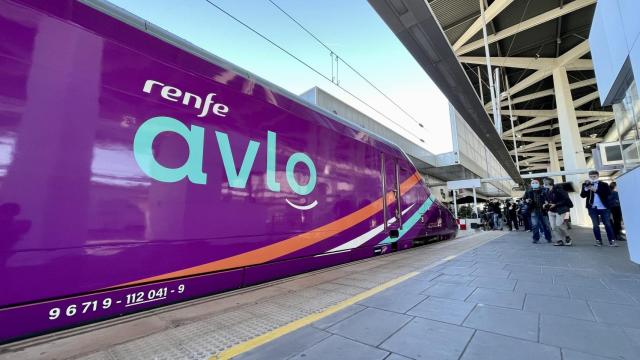 El primer Avlo de la ruta Madrid-Valencia a su llegada a la estación Joaquín Sorolla.