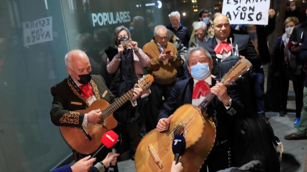 Unos mariachis cantan este jueves en Génova 13.