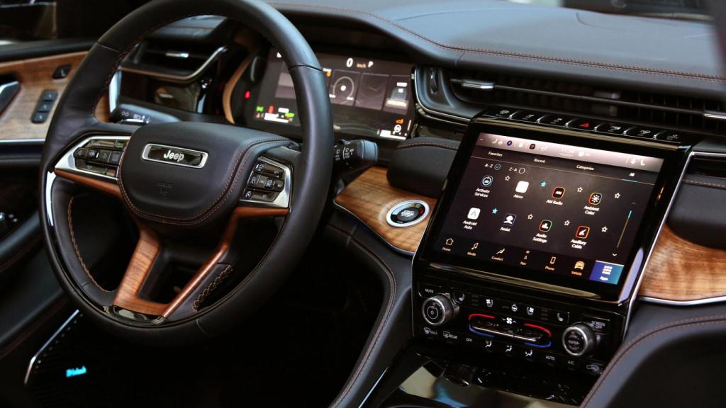 Interior del Jeep Grand Cherokee 4xe.