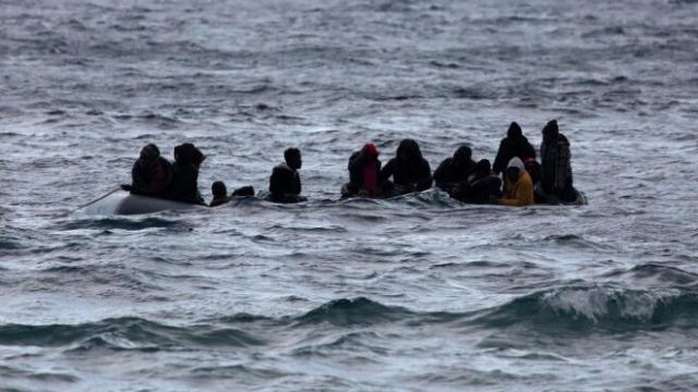 Una patera con migrantes en imagen de archivo.