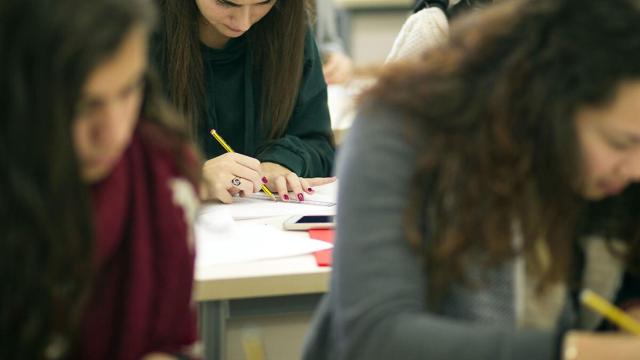 Estudiante toman nota en un aula.