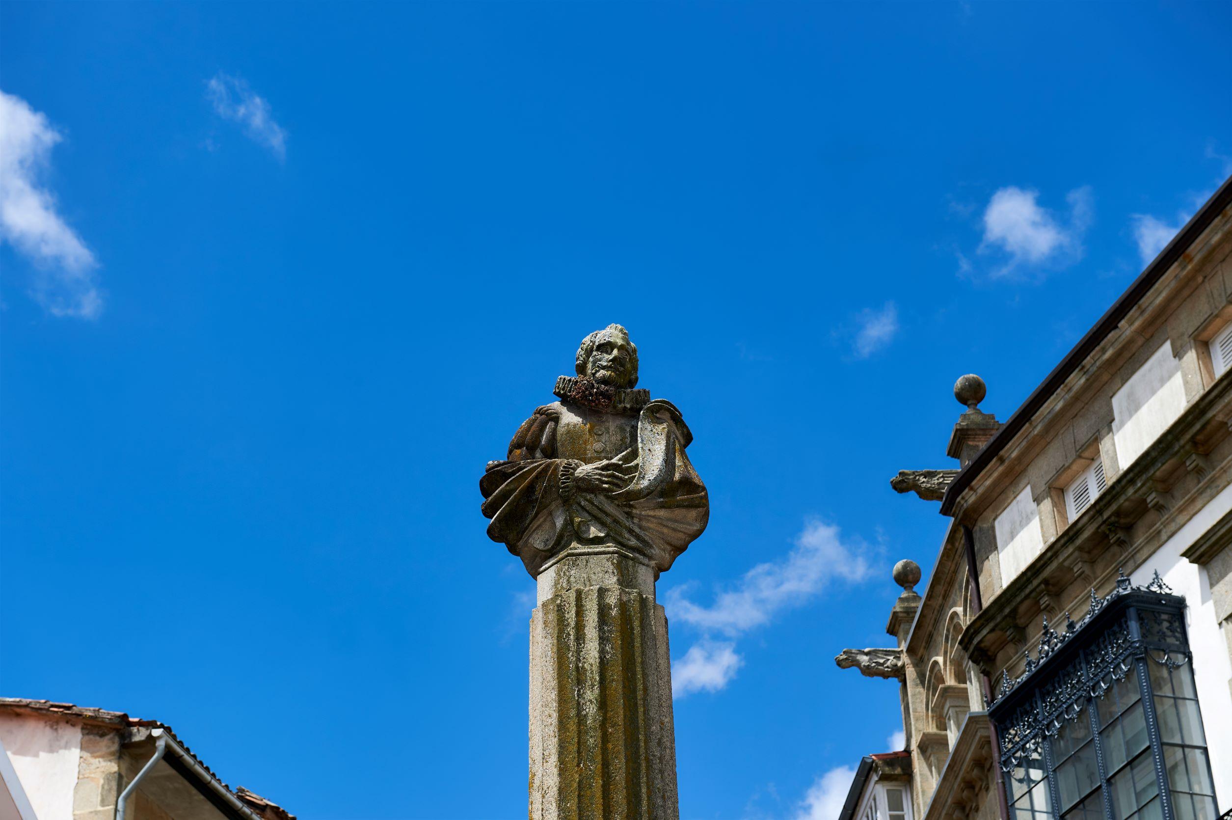 Busto de Cervantes presidiendo la plaza(Fuente: Shutterstock)
