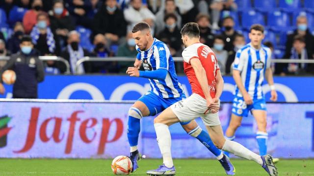 Álvaro Rey no cuajó una buena actuación en su estreno como titular en el Deportivo.