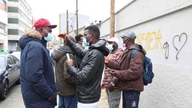 Familiares de los tripulantes del buque pesquero Villa de Pitanxo acuden a la armadora del Grupo Nores para conocer novedades sobre el naufragio.