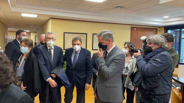 Luis Planas, José Miñones y Javier Touza han comparecido en la sede de ARVI, en Vigo.