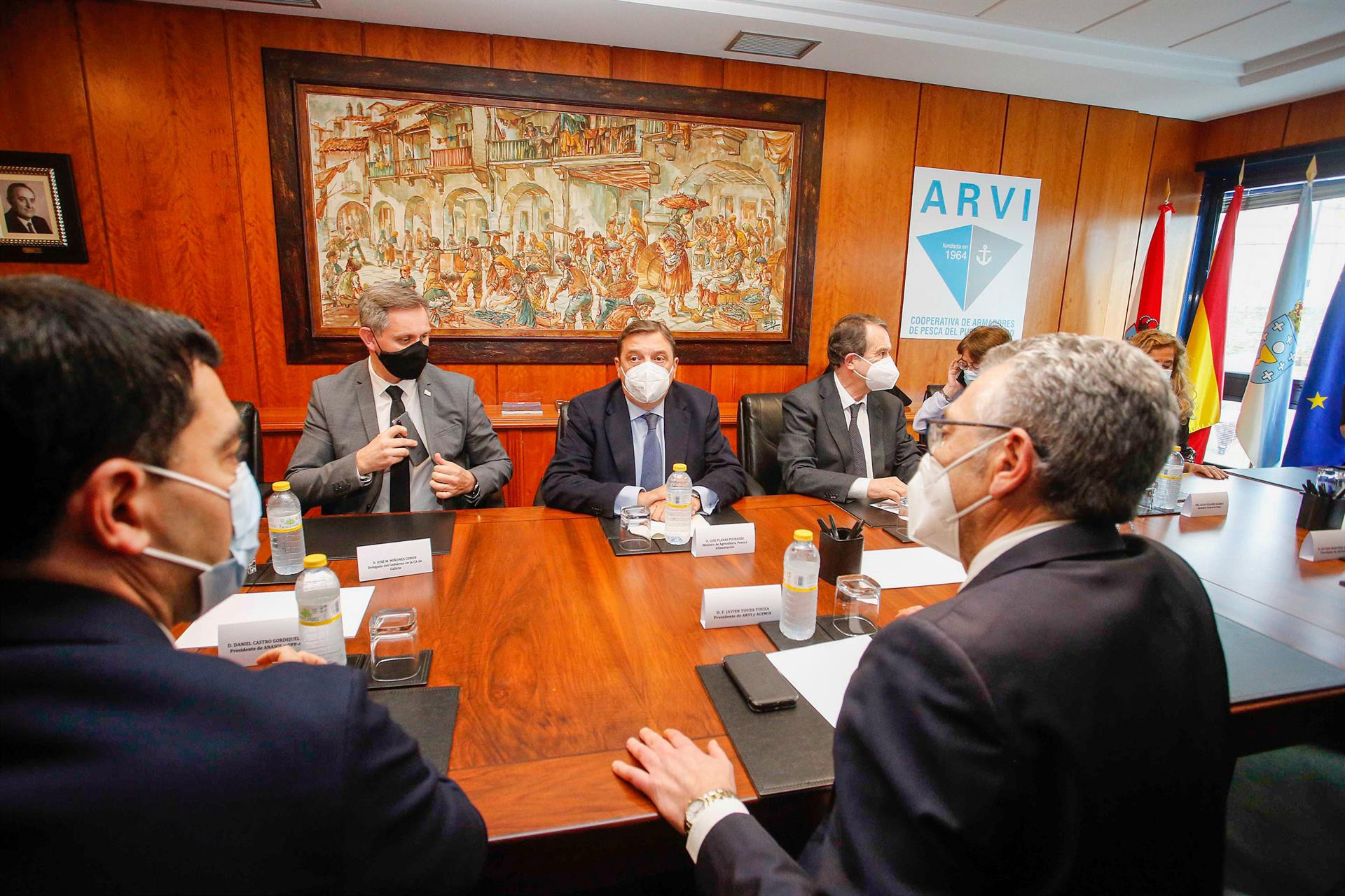 El ministro Planas durante su reunión en la Cooperativa de Armadores de Vigo. Foto: Marta Vázquez-EP