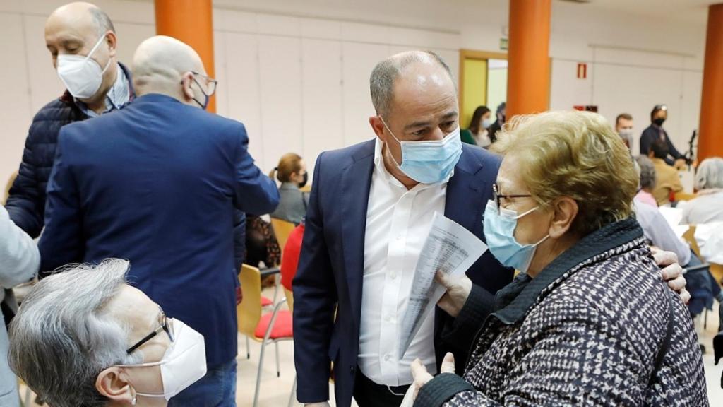 Emilio Sáez conversa con los asistentes al Foro.