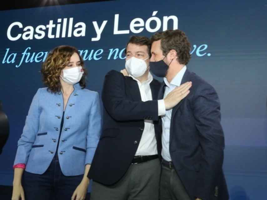 Isabel Díaz Ayuso, Alfonso Fernández Mañueco y Pablo Casado durante el cierre de campaña en Castilla y León.