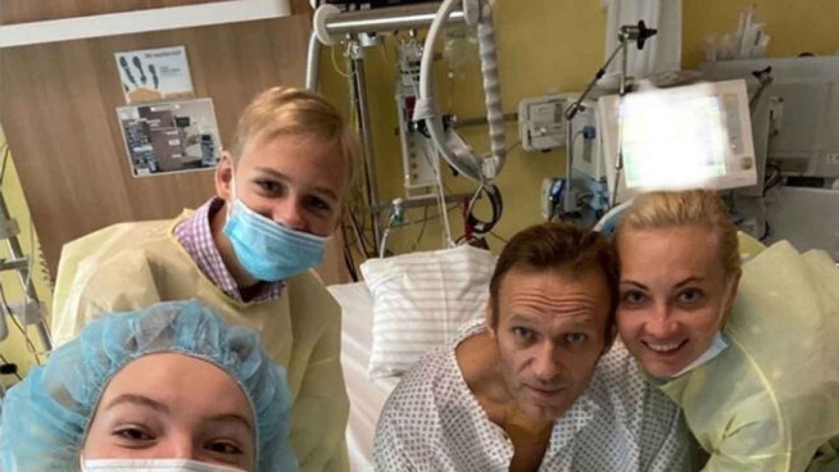 Navalny en el hospital alemán tras salir de la UCI en 2020 después de ser envenenado.