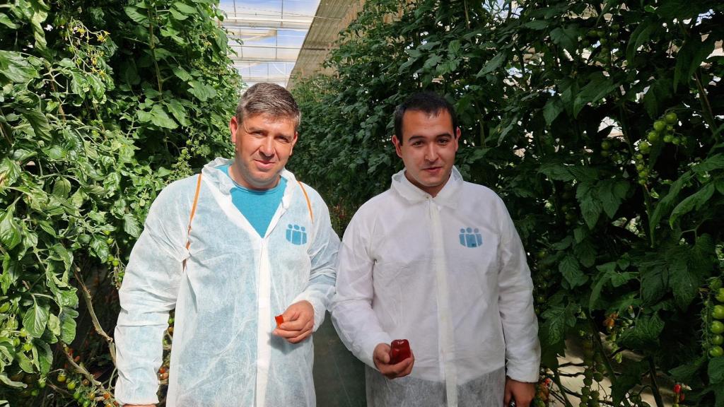 Diego José Mañas, agricultor, a la izquierda junto a Ieltxu Gómez, director de la Estación