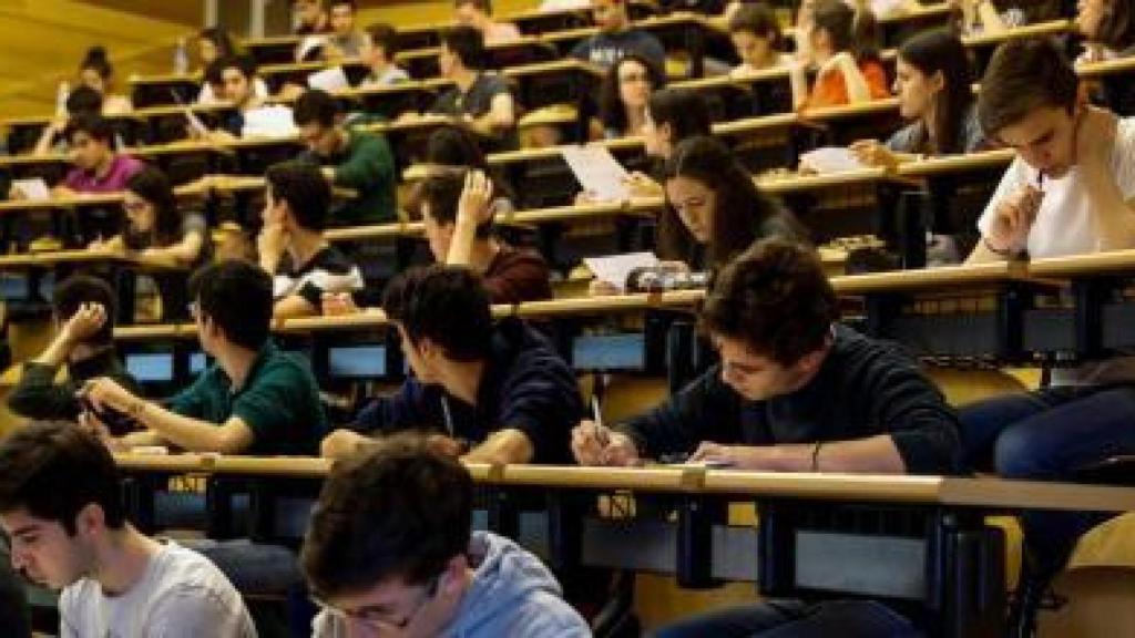 Estudiantes en la universidad.