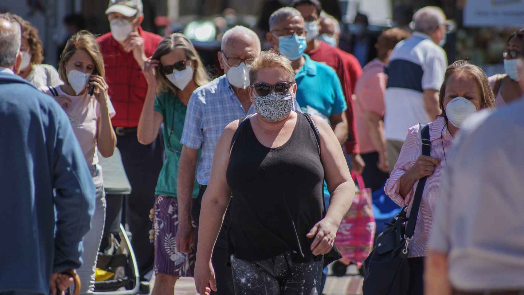 Un grupo de personas camina por el centro de Madrid en junio de 2020