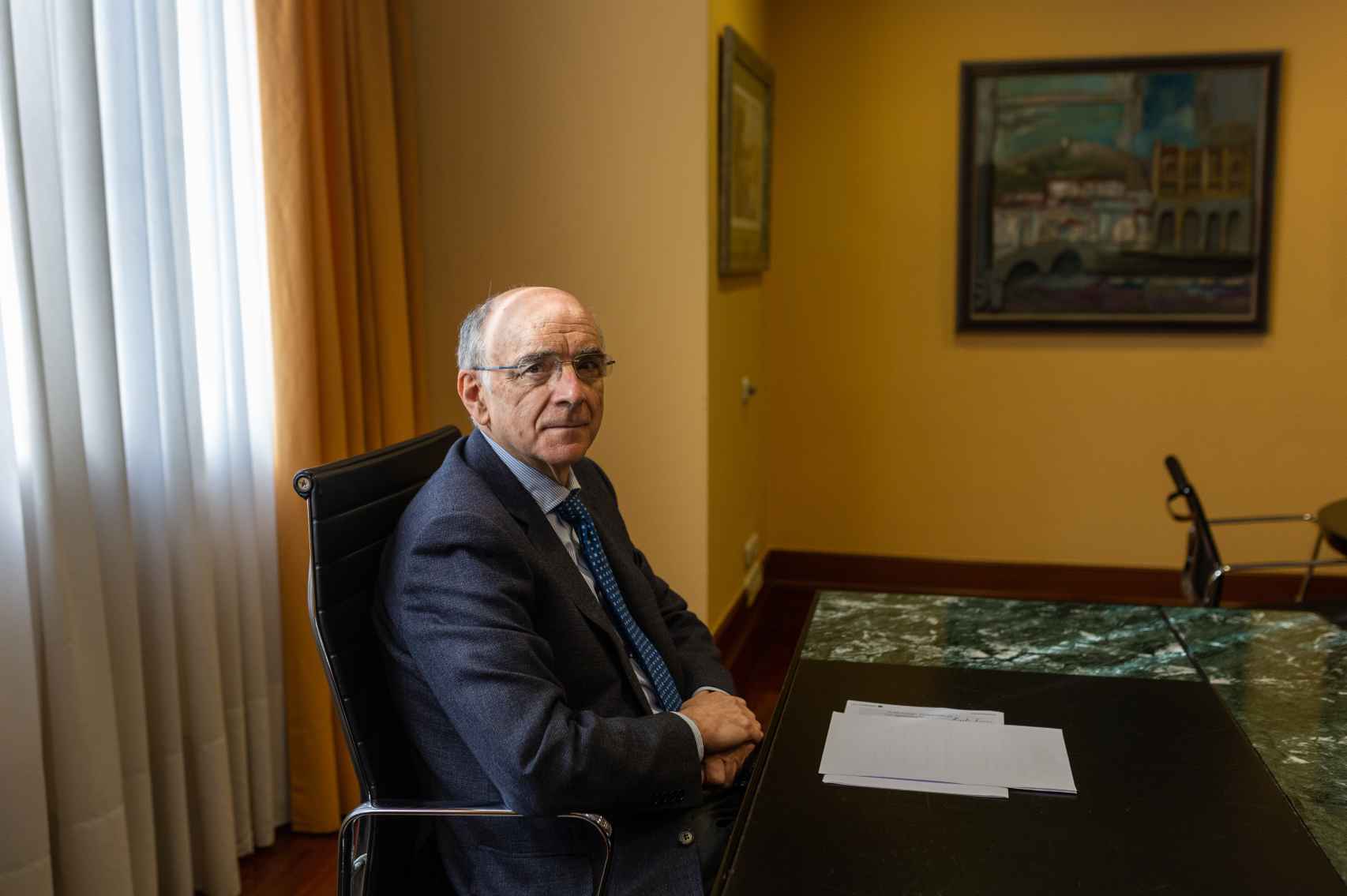 El jurista Andrés Urrutia, uno de los promotores de la ley vasca sobre herencias, en su despacho de Bilbao.