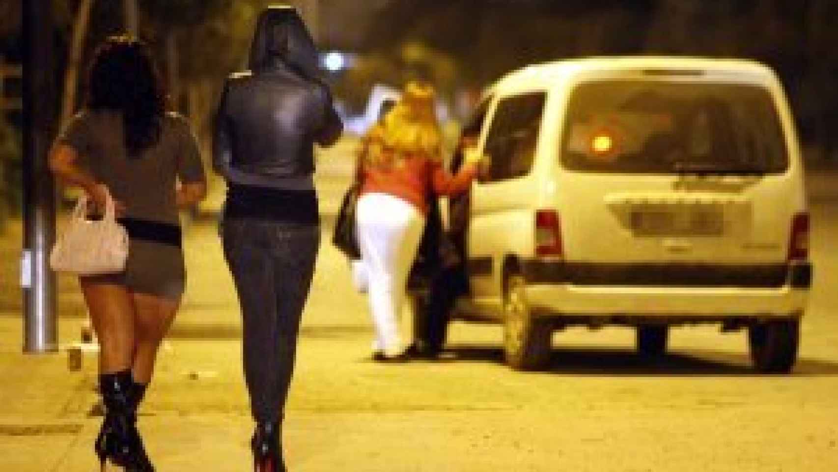 Mujeres ejercen la prostitución en la calle.