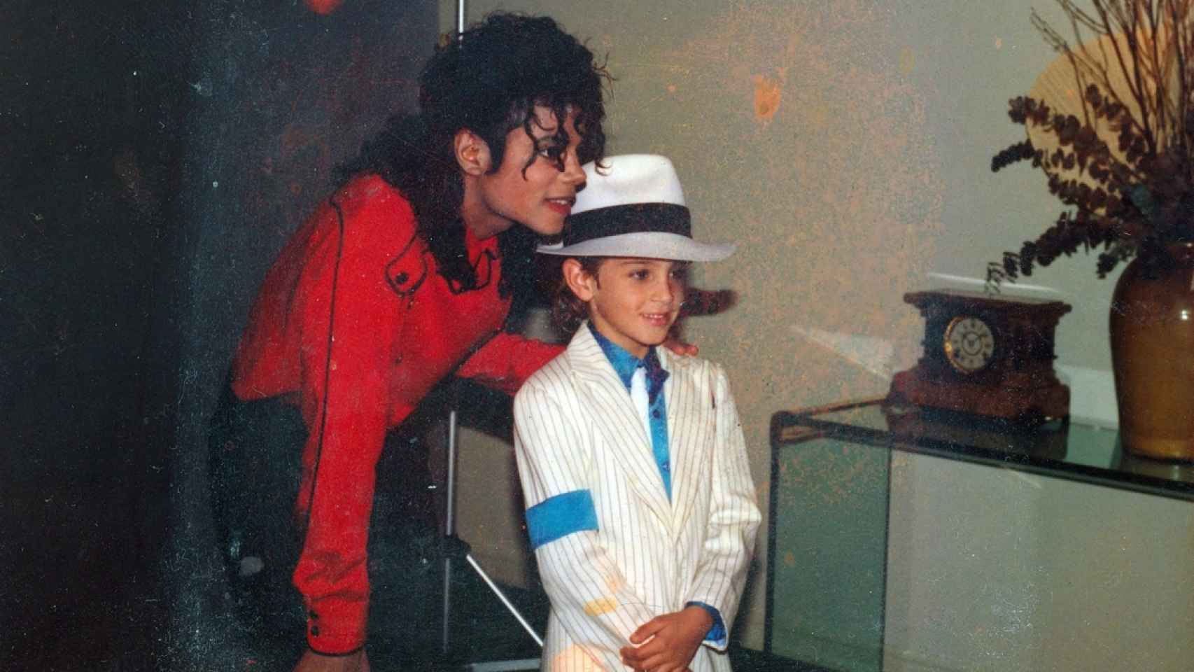 Michael Jackson, con uno de los niños que le acusaron de abusos sexuales.