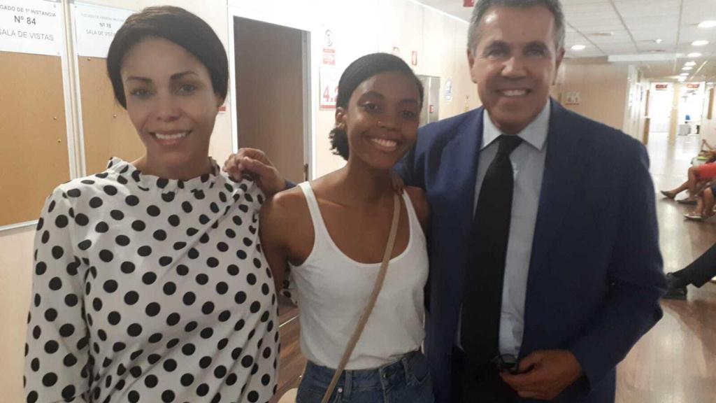 El abogado, Fernando osuna, con Dee Dee y Erika Eto'o.