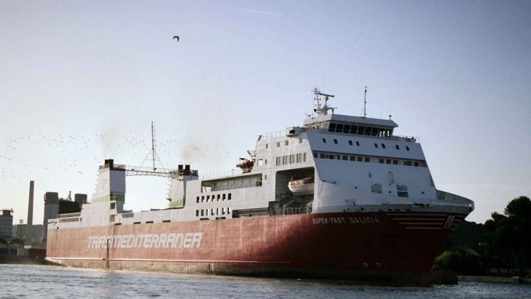 Un buque de carga rodada de la naviera Schembri.