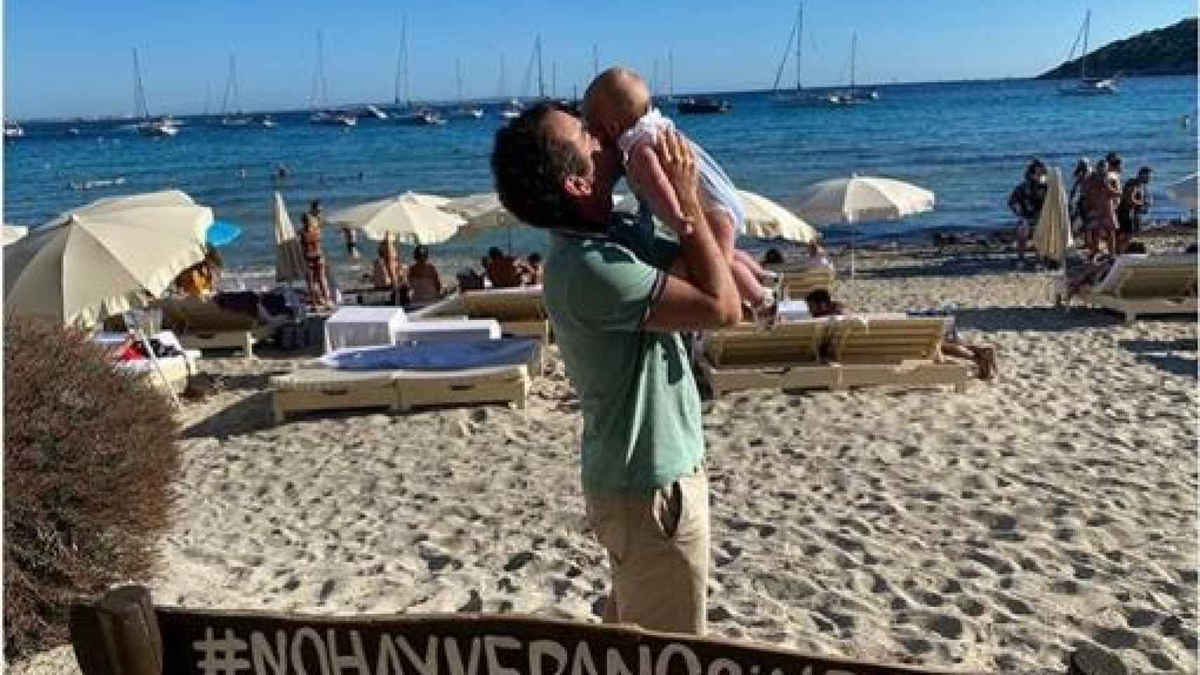 El secretario general del PP, Teodoro García Egea, con uno de sus tres hijos, en una foto que compartió en Twitter.