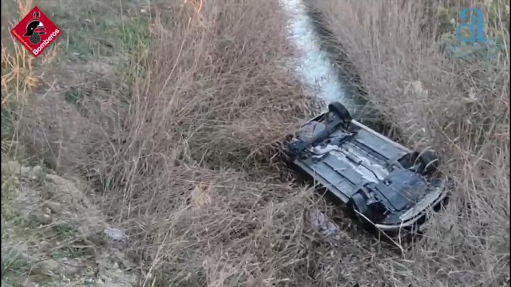 El estado en el que ha quedado el vehículo en una acequia de Crevillente.