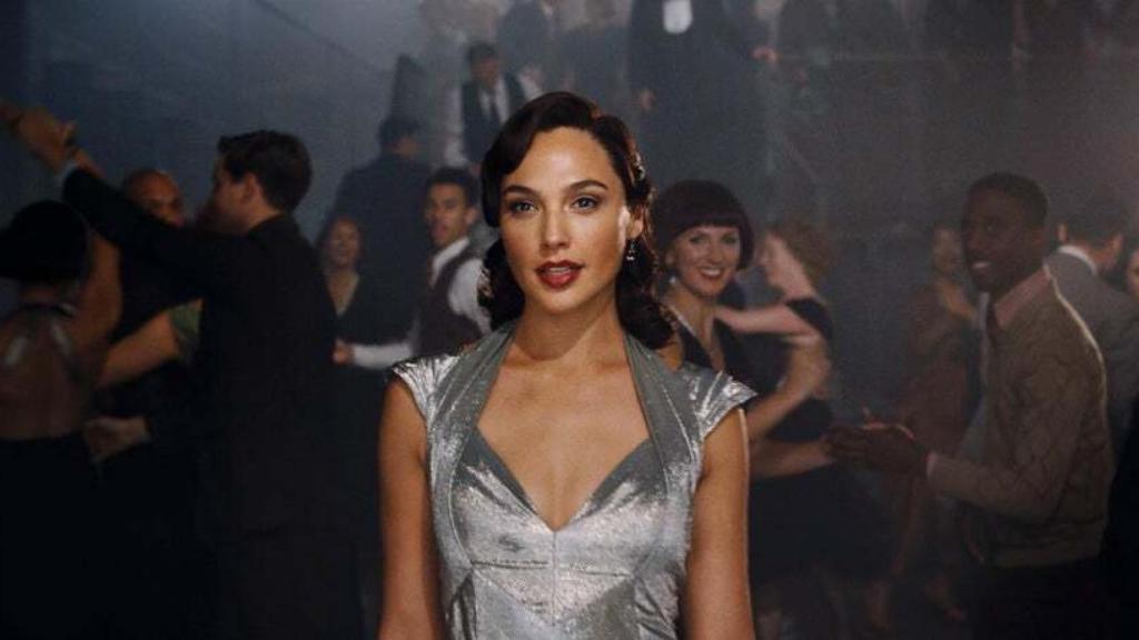 Gal Gadot y el vestido metalizado de su primera aparición.