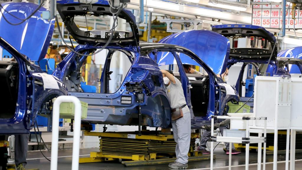 Operarios trabajando en una planta española.