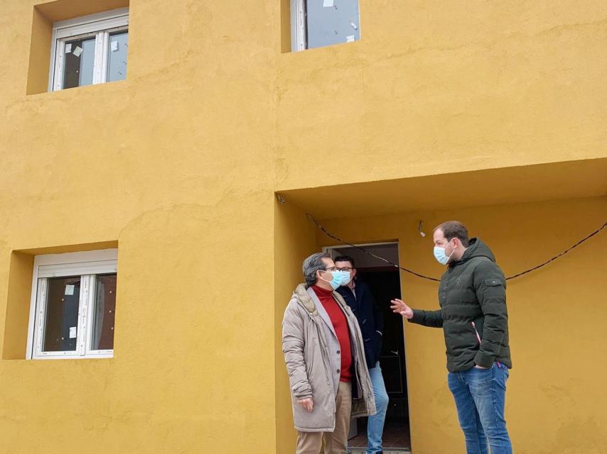 El delegado territorial de la Junta de Castilla y León en Valladolid, Augusto Cobos, ha visitado la vivienda