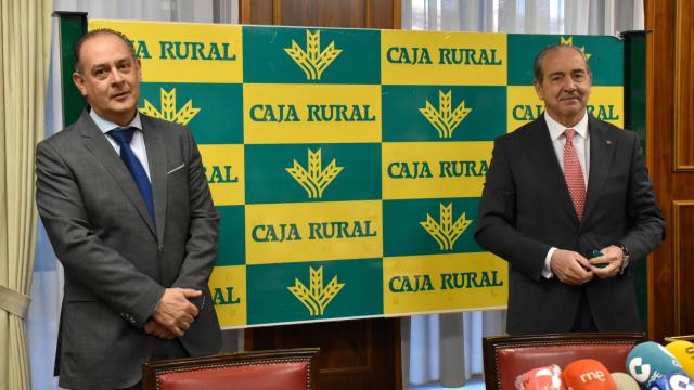 El presidente de Caja Rural de Zamora, Nicanor Santos; y el director general de Caja Rural de Zamora, Cipriano García