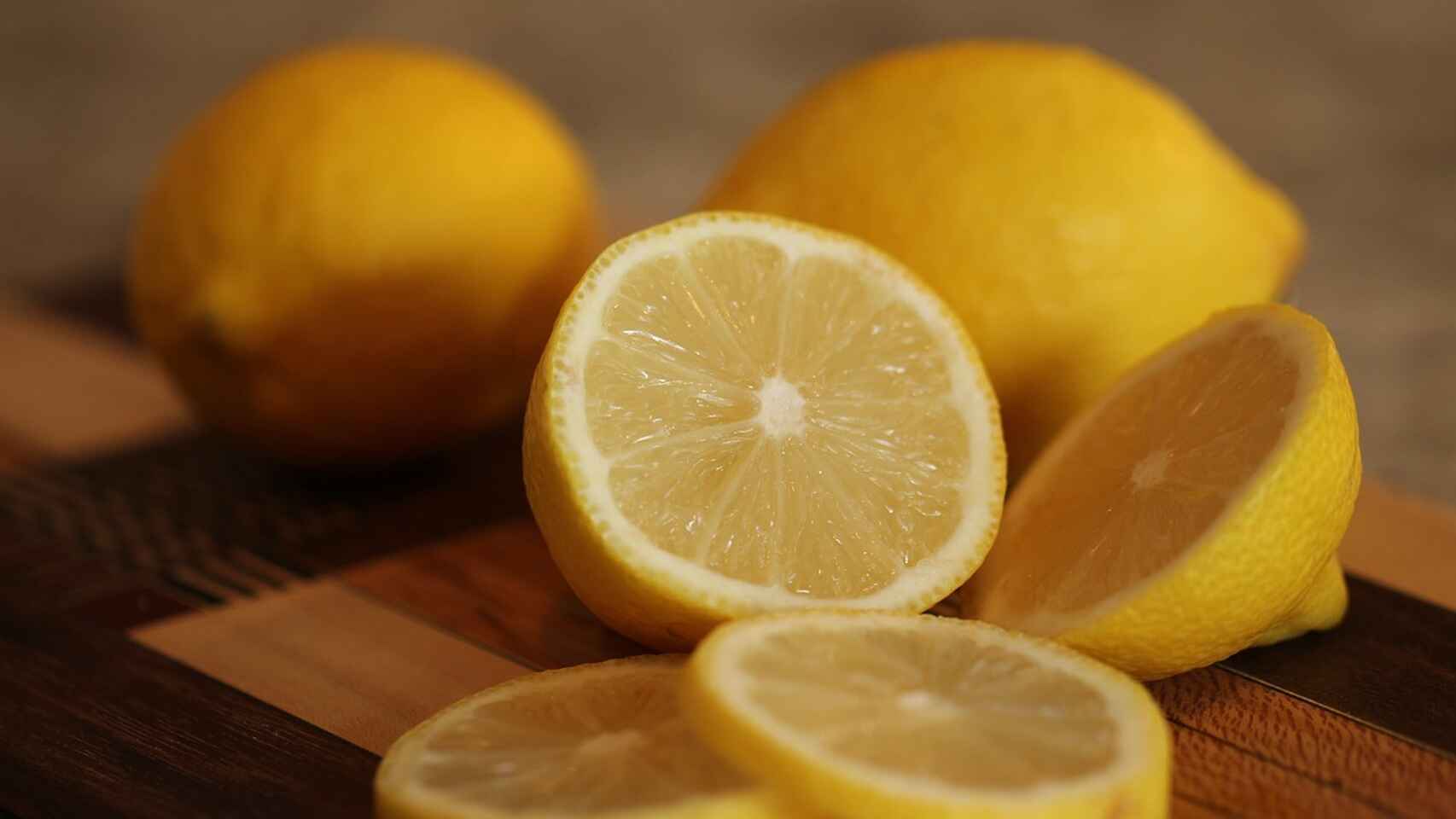 Limones cortados por la mitad.