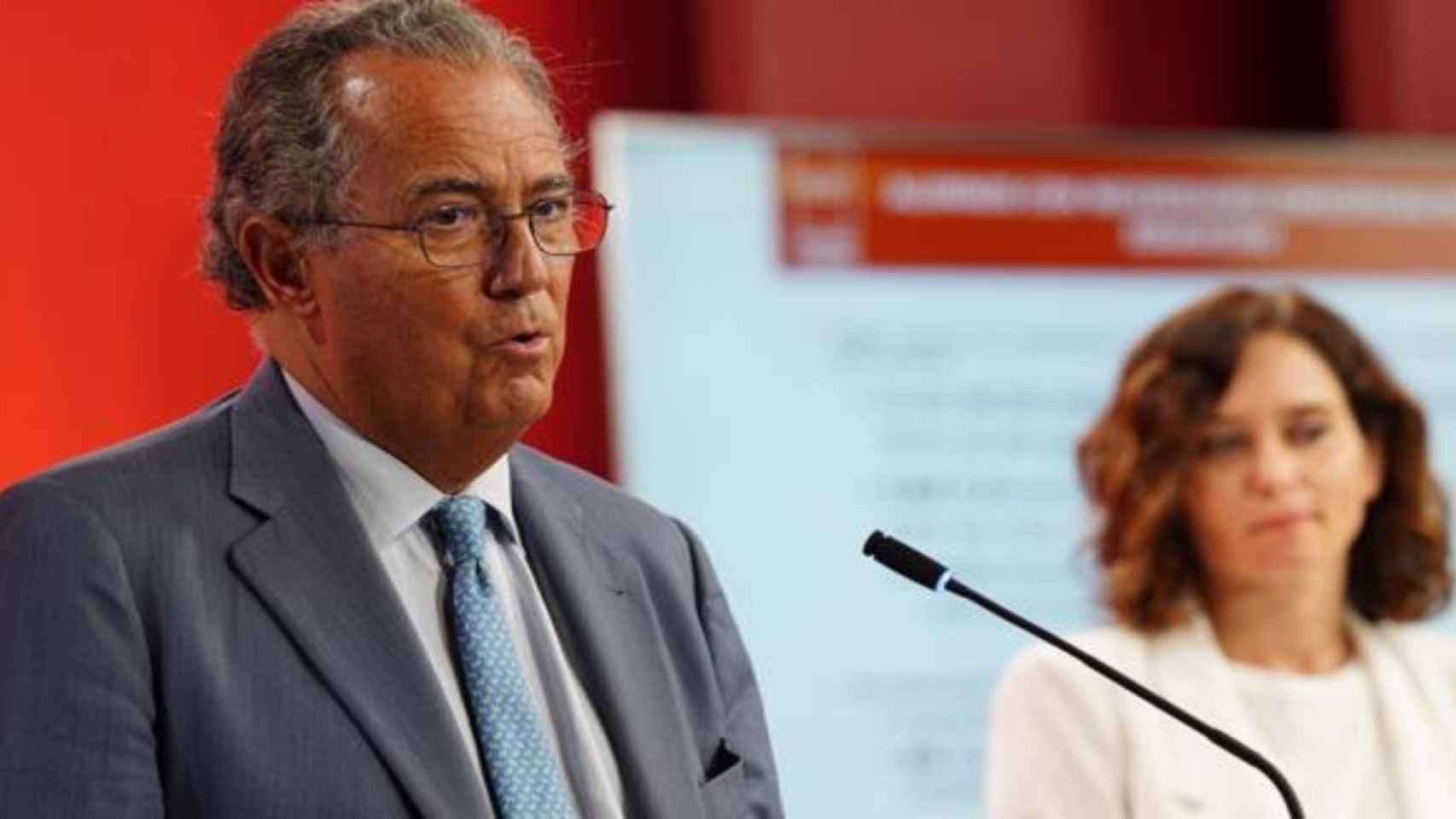 El portavoz del Gobierno de Isabel Díaz Ayuso, Enrique Ossorio, junto a la presidenta de la Comunidad de Madrid. Efe