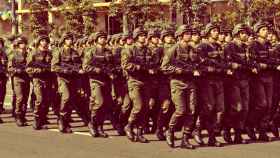 Militares desfilan en una localidad ucraniana.