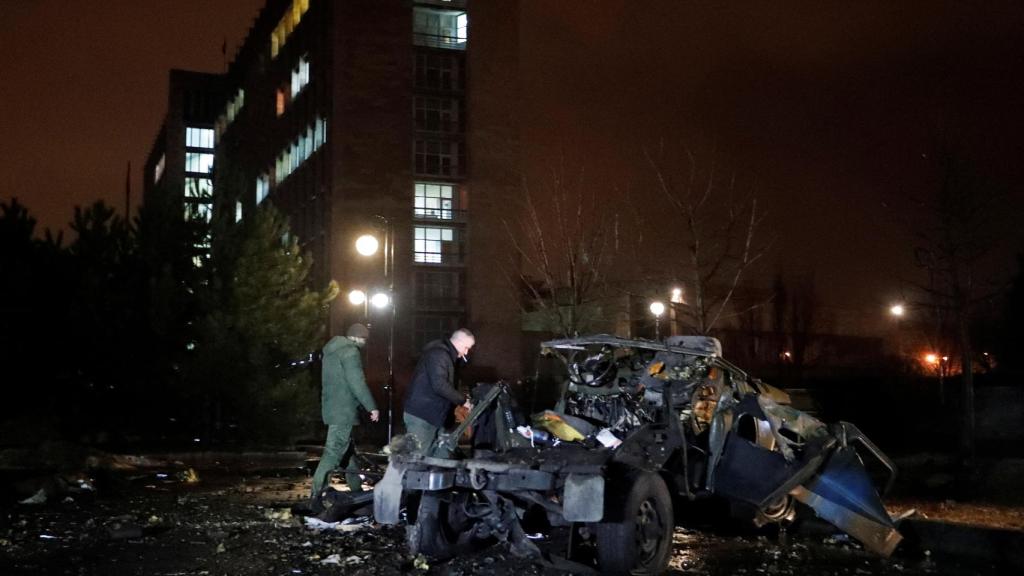 Los restos del coche que ha estallado este viernes en las inmediaciones de la sede del Gobierno separatista de Donetsk.