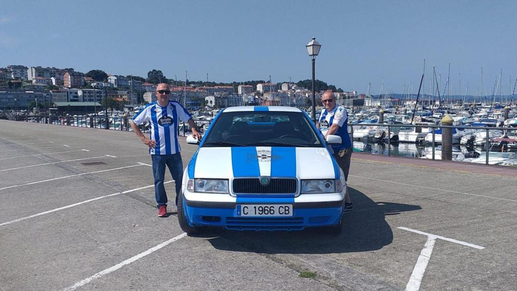 Alberto y Ramón con su coche deportivista.